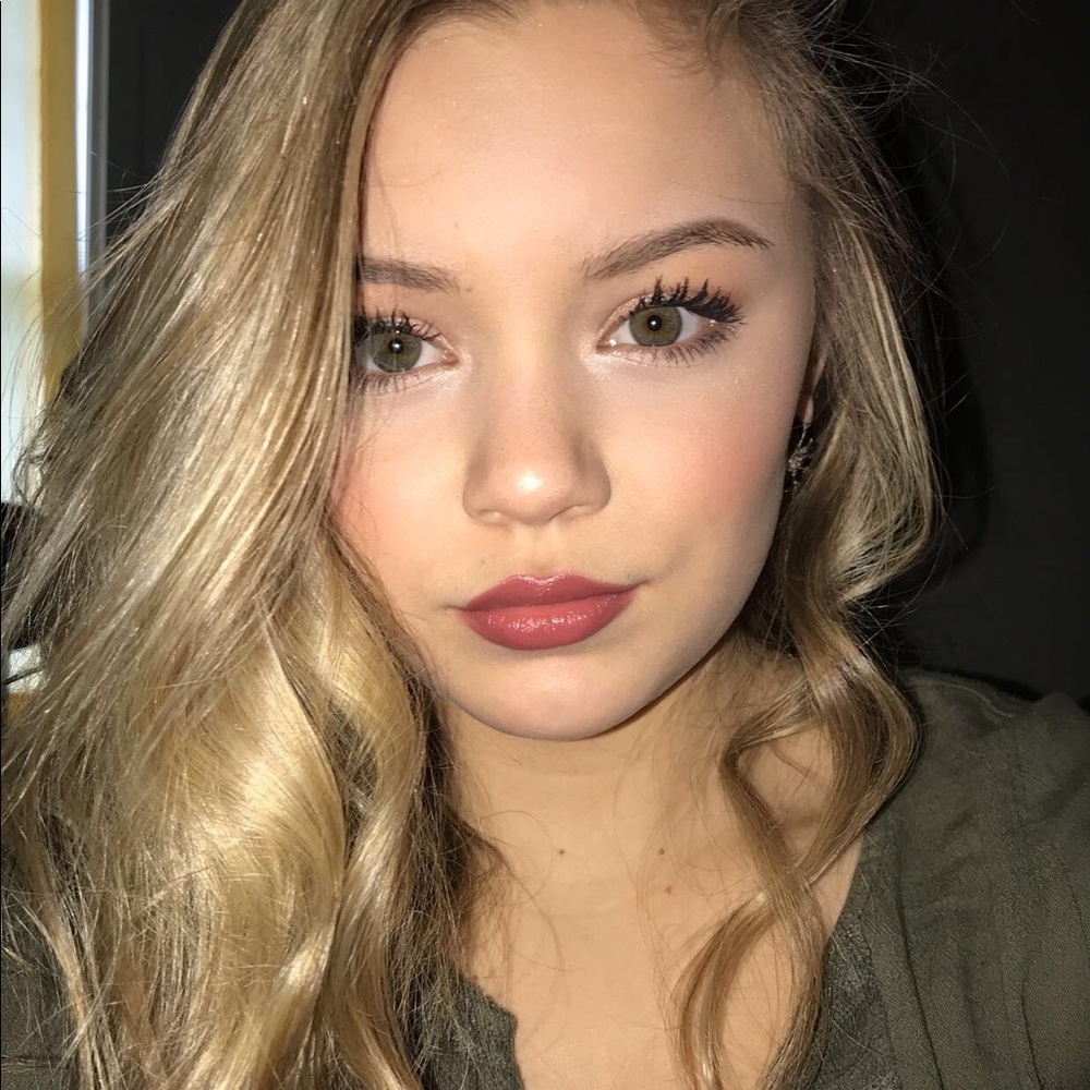 Meet your Posher, Ella